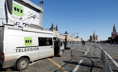 Un vehículo de la cadena de televisión RT en la Plaza Roja de Moscú.