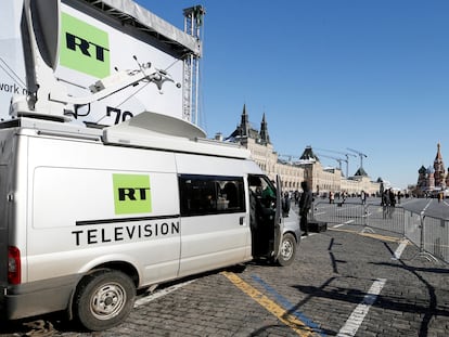Un vehículo de la cadena de televisión RT en la Plaza Roja de Moscú.