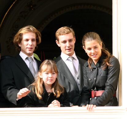 Ella también sigue las tradiciones familiares, así que siempre sale a saludar al balcón de palacio en el Día Nacional de Mónaco. En la imagen, junto a sus tres hermanos, Andresa y Pierre Casiraghi y Alexandra de Hannover, en 2009.