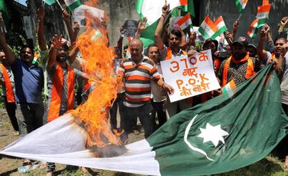 Manifestantes queman este jueves una bandera de Pakistán en Jammu.