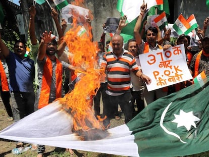 Manifestantes queman este jueves una bandera de Pakistán en Jammu.