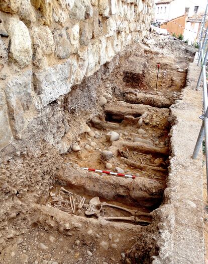 Cuerpos exhumados junto a la muralla de Almazán que aparecen de forma escalonada.