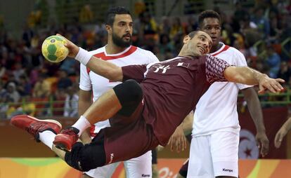 El qatarí Bassel Alrayes a punto de lanzar el balón a la portería de Túnez.