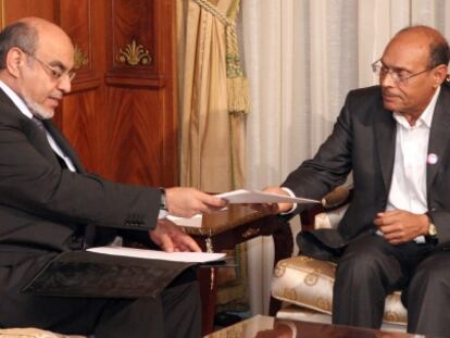 El primer ministro de T&uacute;nez, el islamista Hamadi Jebali, muestra, el martes, la lista de su primer Gobierno al presidente de la Rep&uacute;blica, Moncef Marzouki.