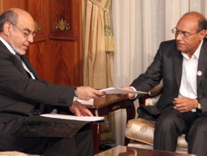 El primer ministro de T&uacute;nez, el islamista Hamadi Jebali, muestra, el martes, la lista de su primer Gobierno al presidente de la Rep&uacute;blica, Moncef Marzouki.