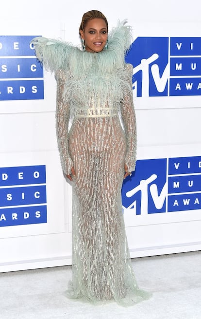 Beyoncé llegó a los Video Music Awards de 2016 enfundada en este vestido de plumas de Francesco Scognamiglio como una diosa recién bajada del Olimpo. Y como tal recibió los ocho premios que ganó esa noche.