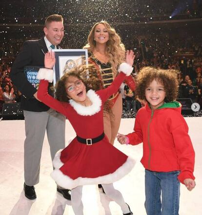 Mariah Carey, con sus hijos, recibiendo el Récord Guinness en Las Vegas.