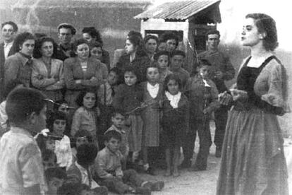 Josefina Aldecoa, en una representación de las Misiones Pedagógicas.