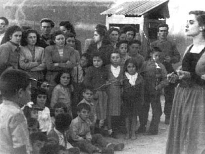 Josefina Aldecoa, en una representación de las Misiones Pedagógicas.