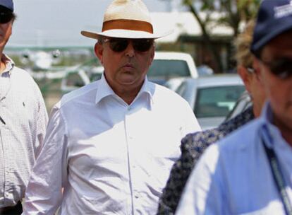 El venezolano Gustavo Cisneros, a su llegada al aeropuerto de Cartagena.