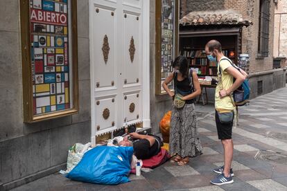 La psiquiatra Elena Medina y el enfermero Arturo Alonso atendiendo a una persona sin hogar, en la calle Arenal.