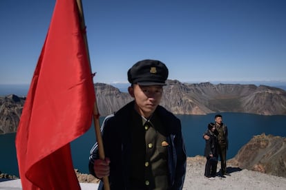 Durante las visitas, los estudiantes visten uniformes de color caqui que se asemejan a los atuendos de la guerrilla y portan banderas rojas mientras marchan hacia la cumbre del volcán. Según la historia oficial de Corea del Norte, Kim Jong Il, hijo y sucesor del fundador del régimen, Kim Il Sung, nació en un campamento guerrillero secreto que su padre comandó contra los ocupantes japoneses.