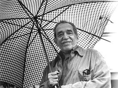Gabriel García Márquez, en el jardín de su casa de México.