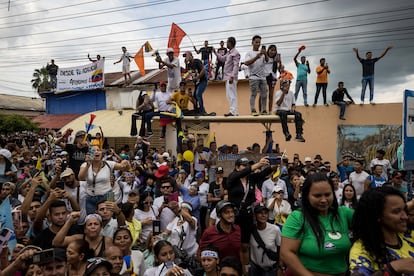 Seguidores de la lder opositora venezolana a Mara Corina Machado en Guanare (Venezuela).