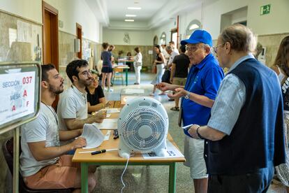 Ventiladores en las mesas del colegio de Nuestra Señora del Buen Consejo (Madrid) para hacer frente al calor en la jornada electoral. 