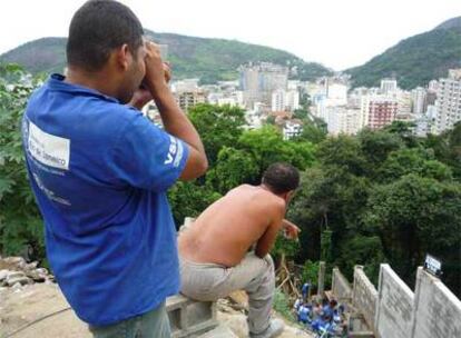 Construcción del muro que cercará la favela Morro Dona Marta, en Río de Janeiro.