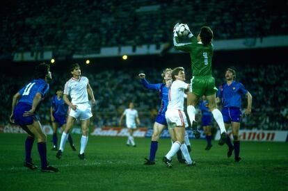 Duckadam atrapa un balón aéreo durante la final de la Copa de Europa de 1986 Steaua-Barcelona en el Sánchez Pizjuán.