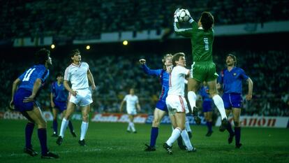 Duckadam atrapa un balón aéreo durante la final de la Copa de Europa de 1986 Steaua-Barcelona en el Sánchez Pizjuán.