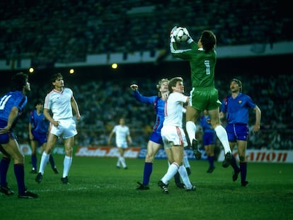 Duckadam atrapa un balón aéreo durante la final de la Copa de Europa de 1986 Steaua-Barcelona en el Sánchez Pizjuán.