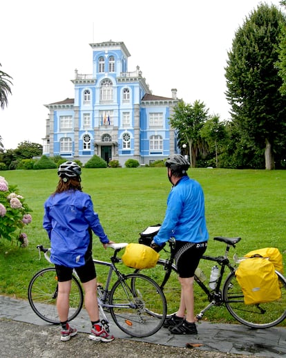 Dos ciclistas en Colombres, Asturias.