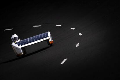 El coche solar "Nuna11", durante una prueba en circuito en Lelystad, Holanda. Estudiantes de la Universidad de Tecnología de Delft esperan derrotar a sus competidores con este prototipo de vehículo solar en la Solar Challenge Race que se celebra del 23 al 30 de octubre de este año en Marruecos.