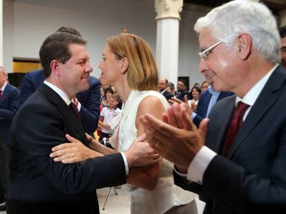 Cospedal saluda a Garcia Page, en la toma de posesión del socialista como presidente de la Junta de Castilla-La Mancha.