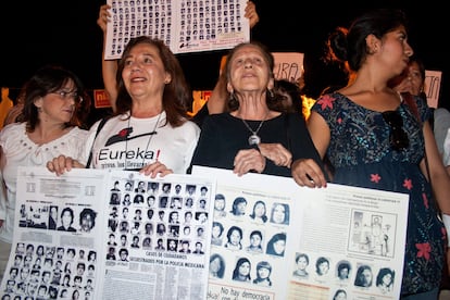 Rosario Ibarra Piedra y Rosario Ibarra de Piedra en una caravana por la paz, en Monterrey, Nuevo Len, en junio de 2011.