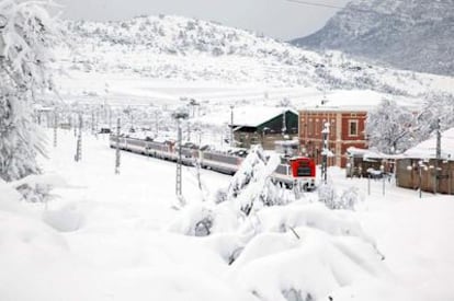 El tren regional que ayer pasó cinco horas en la estación de Marçà-Falset atrapado por la nieve.