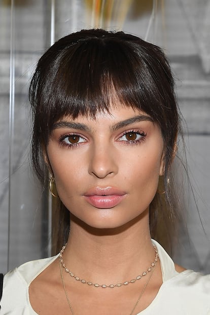 La modelo de los mil postizos, Emily Ratajkowski, también ha lucido 'baby bangs' desfiladas.