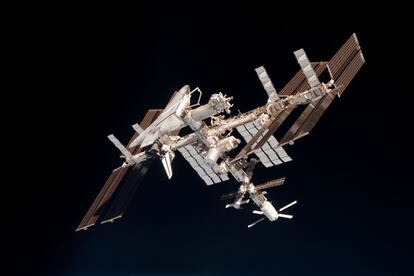 La base orbital fotografiada por el astronauta italiano Paolo Néspoli desde la nave Soyuz en que regresaba a la Tierra, el pasado 24 de mayo.