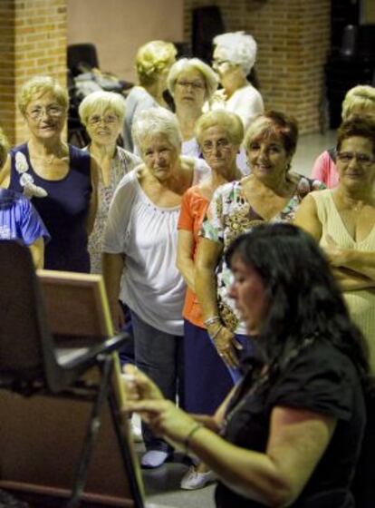 Una monitora, en primer plano, enseña los fundamentos de la sardana en el Bon Pastor.