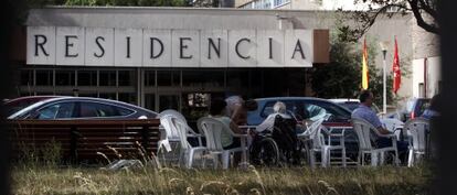 Un grupo de residentes y visitantes, ante la entrada principal del centro.