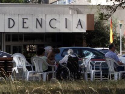 Un grupo de residentes y visitantes, ante la entrada principal del centro.