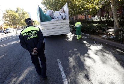 La Policía Municipal escolta los servicios mínimos de barrenderos en la avenida de Asturias.
