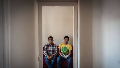 Els periodistes Jacob Morales i Luis Daniel Nava (dreta), al pis d'acollida a Barcelona.