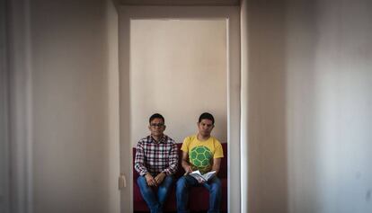 Los periodistas Jacob Morales y Luis Daniel Nava (amarillo), en el piso de acogida en Barcelona.