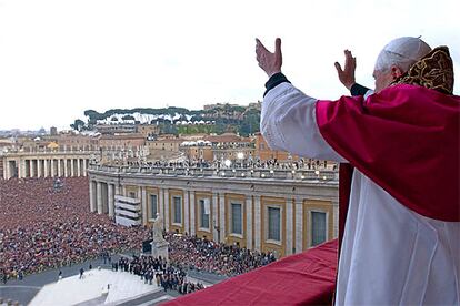 Ratzinger saluda a los fieles tras ser elegido Papa y asumir el pontificado como Benedicto XVI el 19 de abril.