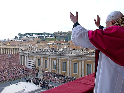 Ratzinger saluda a los fieles tras ser elegido Papa y asumir el pontificado como Benedicto XVI el 19 de abril.
