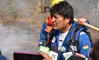 Evo Morales em uma das áreas afetadas pelos incêndios.