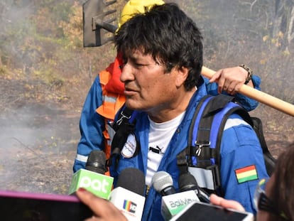 Evo Morales em uma das áreas afetadas pelos incêndios.