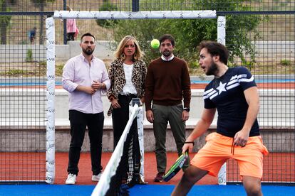 Aruca Gómez, candidata de Ciudadanos a la Comunidad de Madrid, presencia un partido de pádel con ocasión de un anuncio electoral sobre deporte, acompañada por Adrián Vázquez, secretario general de Ciudadanos (derecha), y Joaquín Patilla, candidato de Ciudadanos a la alcaldía de Alcorcón (izquierda).