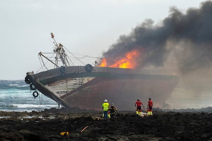 Un pesquero de unos quince metros de eslora ha comenzado a arder tras encallar esta madrugada en la costa de Órzola, en el norte de Lanzarote.