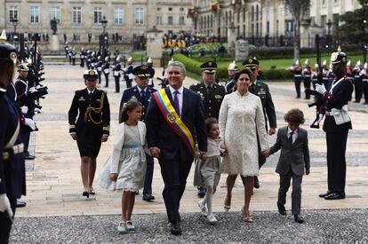 El nuevo presidente de Colombia, Ivan Duque, llega a la Casa de Nariño acompañado de su esposa, Maria Juliana Ruiz, y sus hijos.