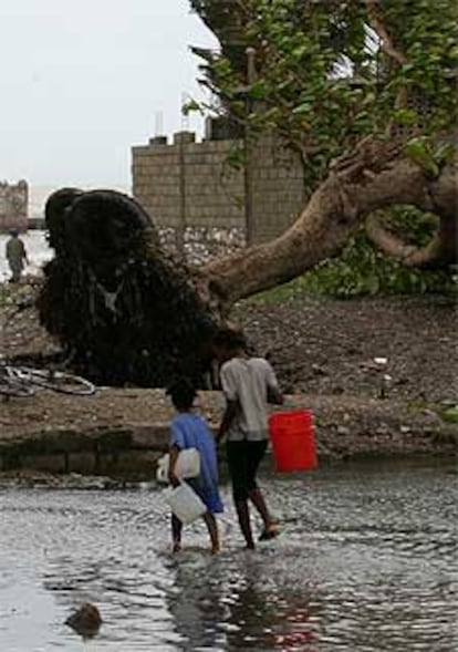 La fuerza del ciclón ha arrasado las islas del Caribe. En la imagen, una de las calles de la capital de Haití.