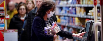 Una mujer hace la compra en un supermercado. 