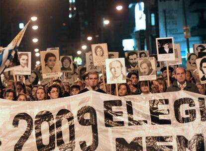 Manifestantes piden el 'sí' en el referendo para decidir sobre la cancelación de la ley que evitó los juicios contra el aparato represor de la dictadura en Uruguay