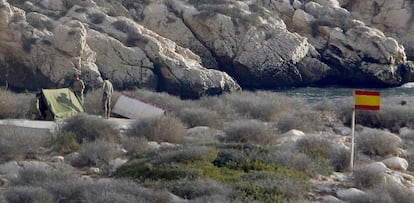 Militares españoles instalan una tienda de campaña en Isla de Tierra, horas después del desalojo de los inmigrantes.