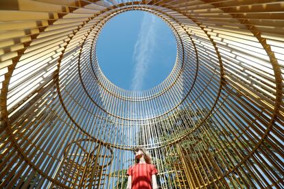 Hannah Vitos, de la Fundación de Arte de Blenheim, posa para una fotografía dentro de la escultura 'Gilded Cage' (2017) del artista Ai Weiwei, en los terrenos del Palacio de Blenheim en Woodstock, el 2 de junio de 2021.
