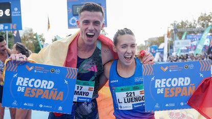 Carlos Mayo y Laura Luengo este domingo durante el maratón de Valencia.