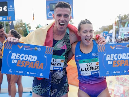 Carlos Mayo y Laura Luengo este domingo durante el maratón de Valencia.